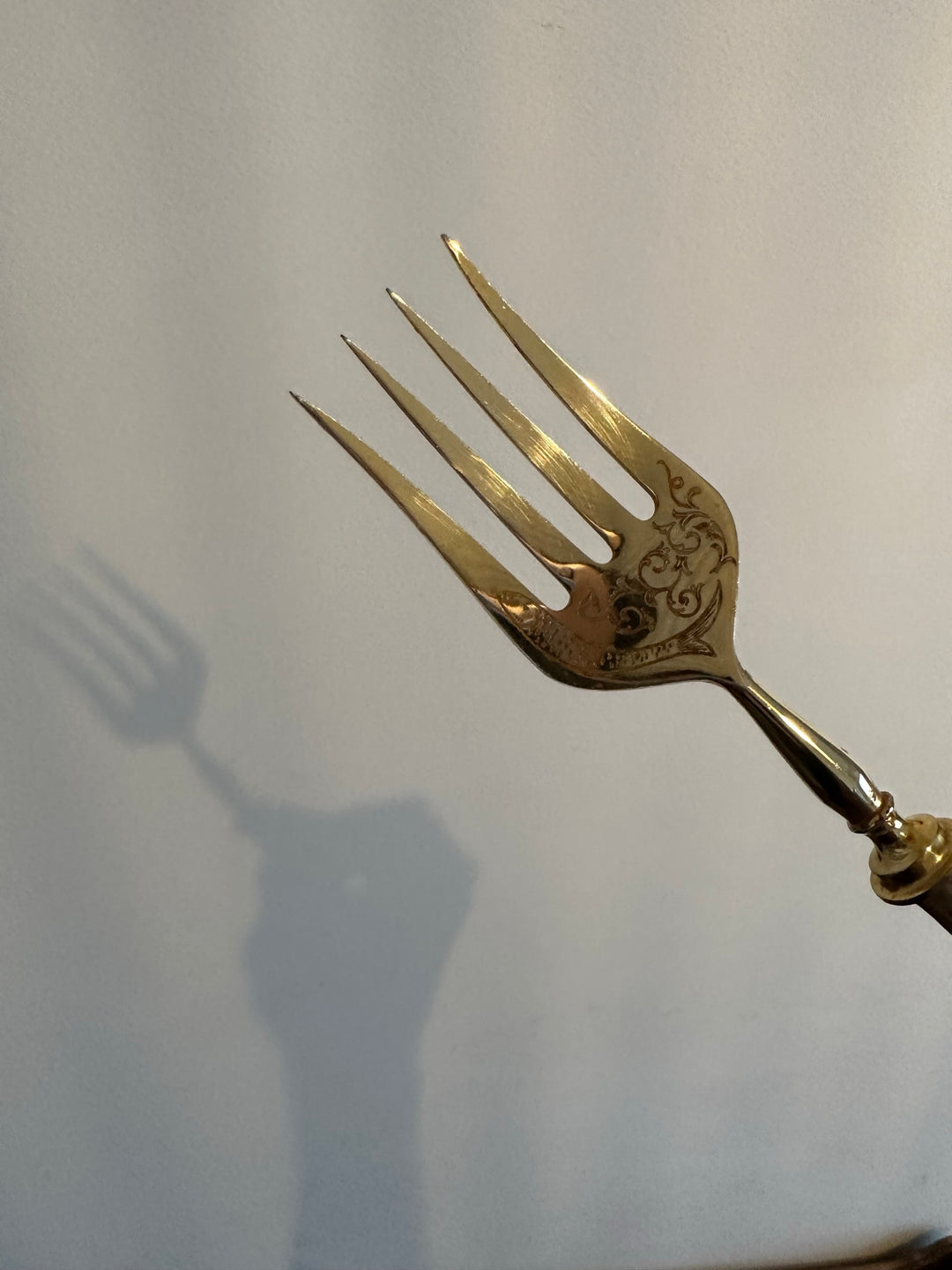 Fourchette à viande gravée en métal argenté et doré