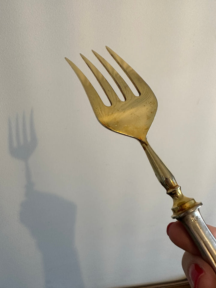 Fourchette à viande gravée en métal argenté et doré