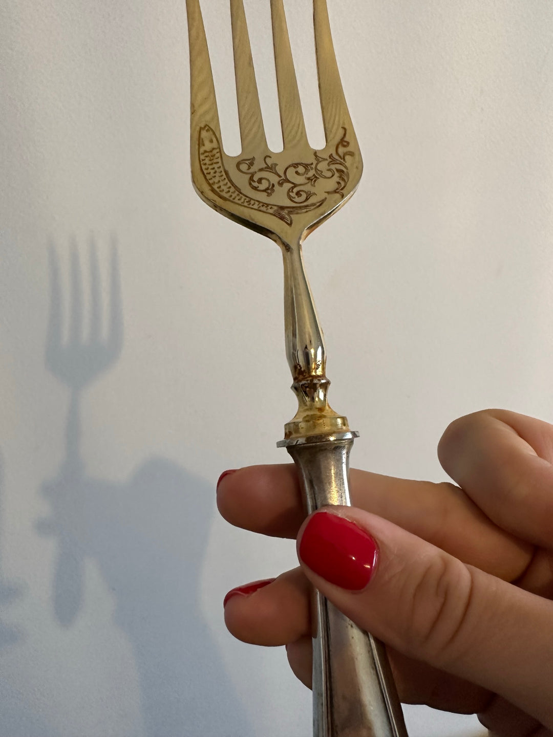Fourchette à viande gravée en métal argenté et doré