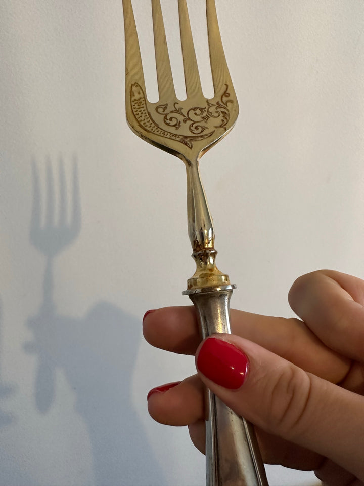 Fourchette à viande gravée en métal argenté et doré