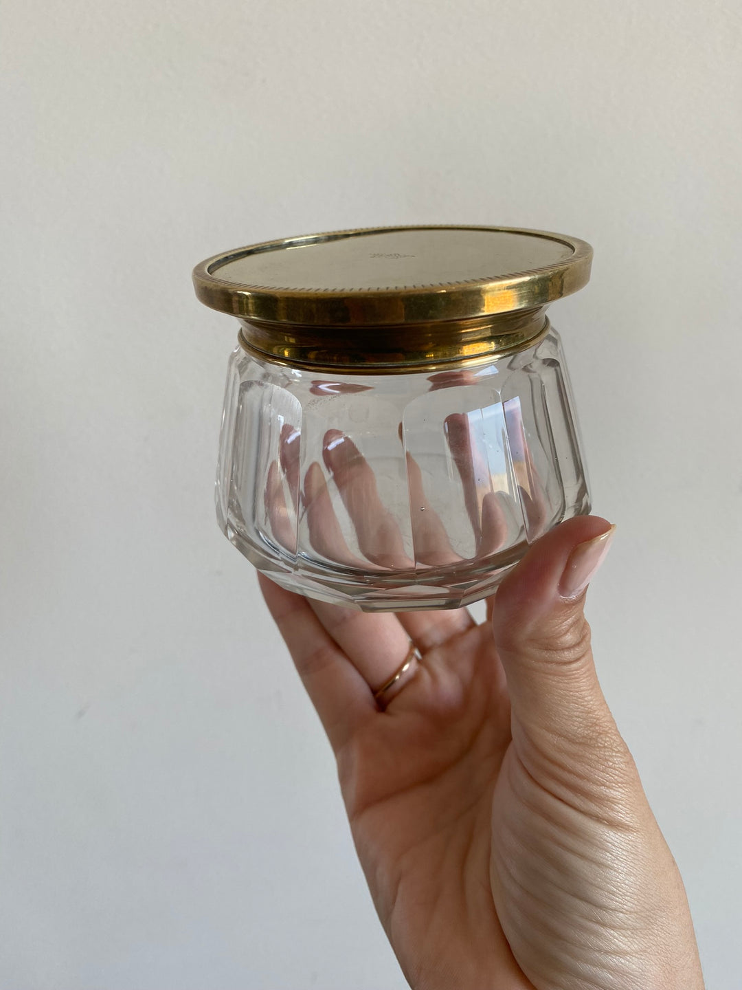 Bonbonnière en verre avec couvercle plat en laiton
