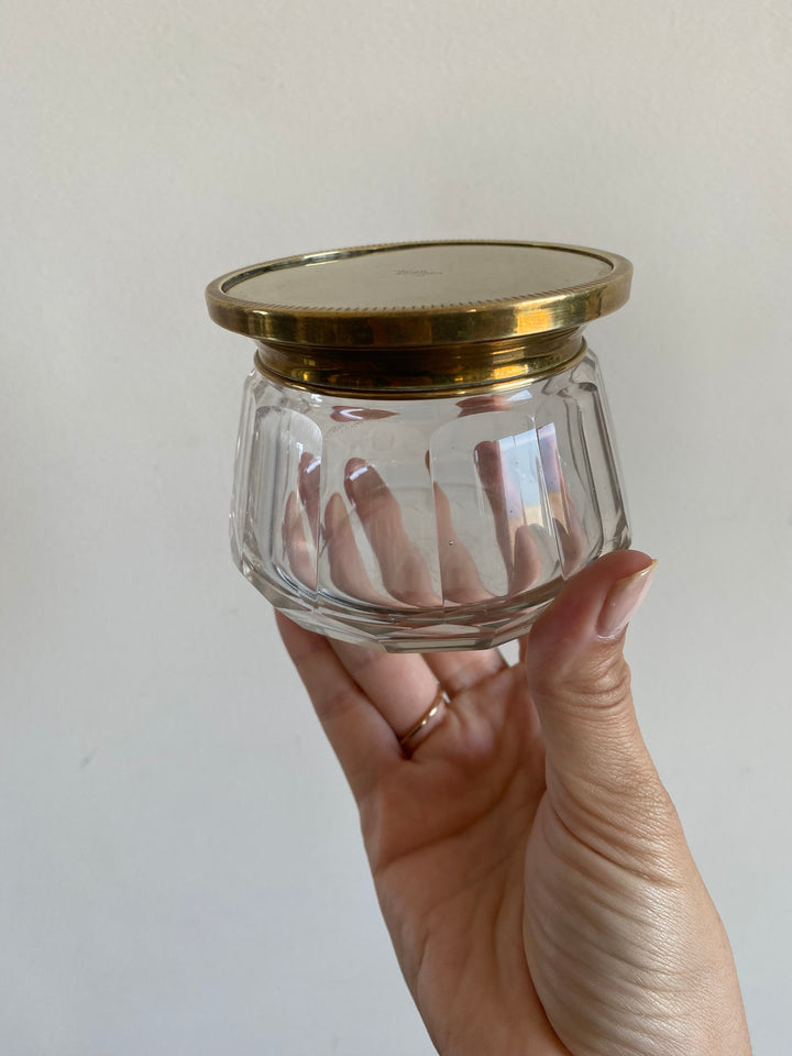 Bonbonnière en verre avec couvercle plat en laiton