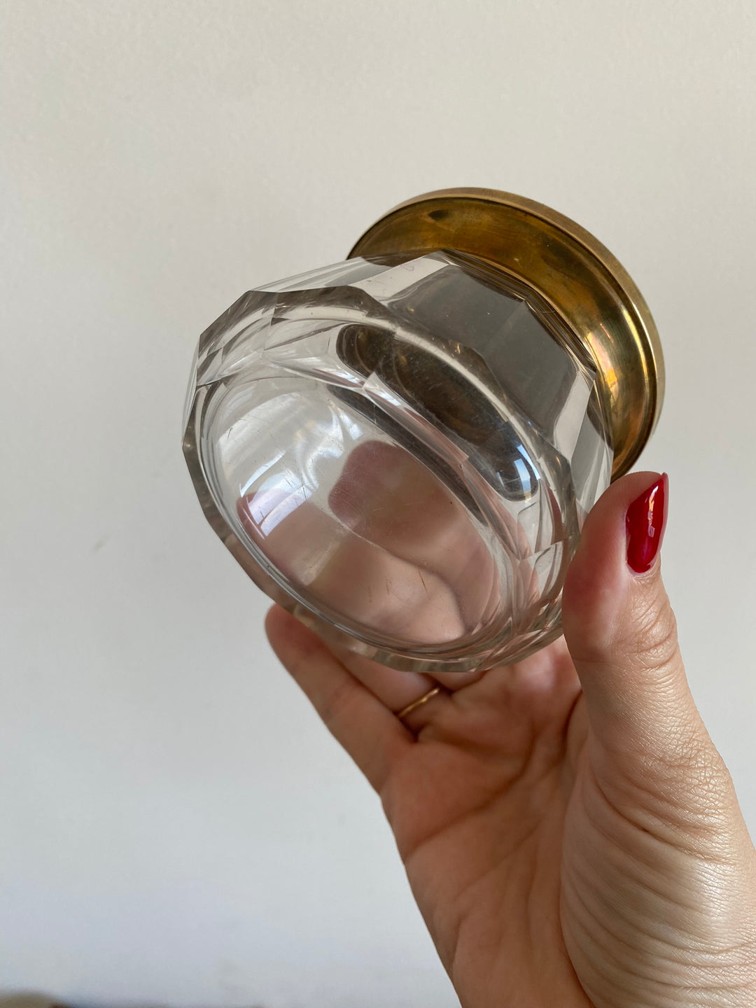 Bonbonnière en verre avec couvercle plat en laiton