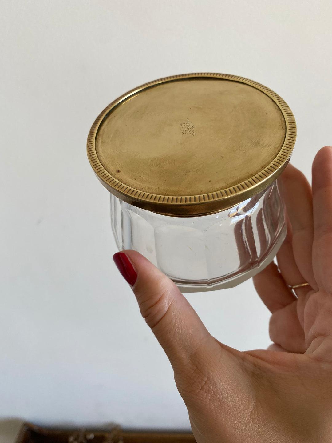 Bonbonnière en verre avec couvercle plat en laiton