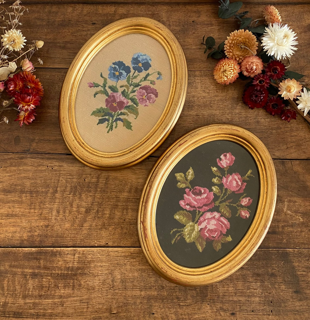 Broderies encadrées sous verre