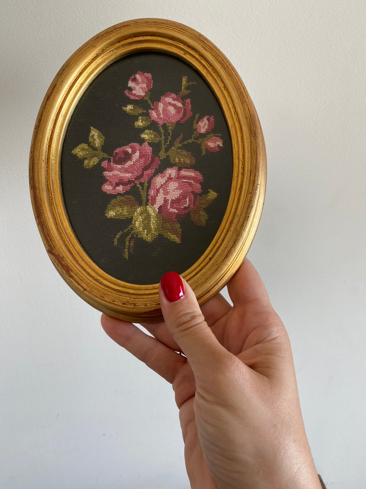Broderies encadrées sous verre