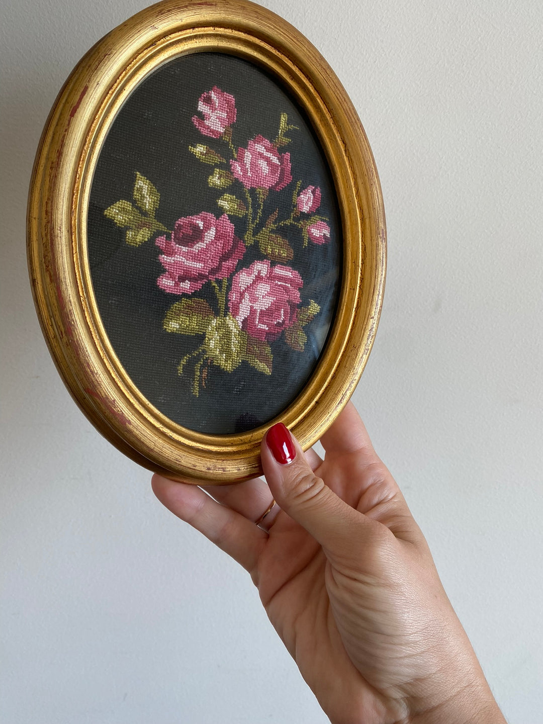 Broderies encadrées sous verre