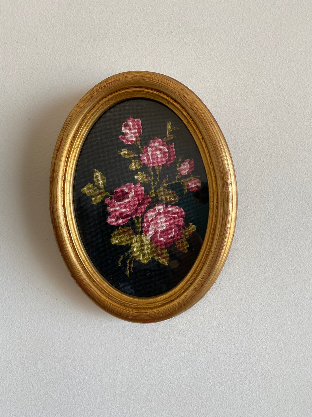 Broderies encadrées sous verre