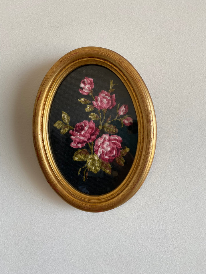 Broderies encadrées sous verre