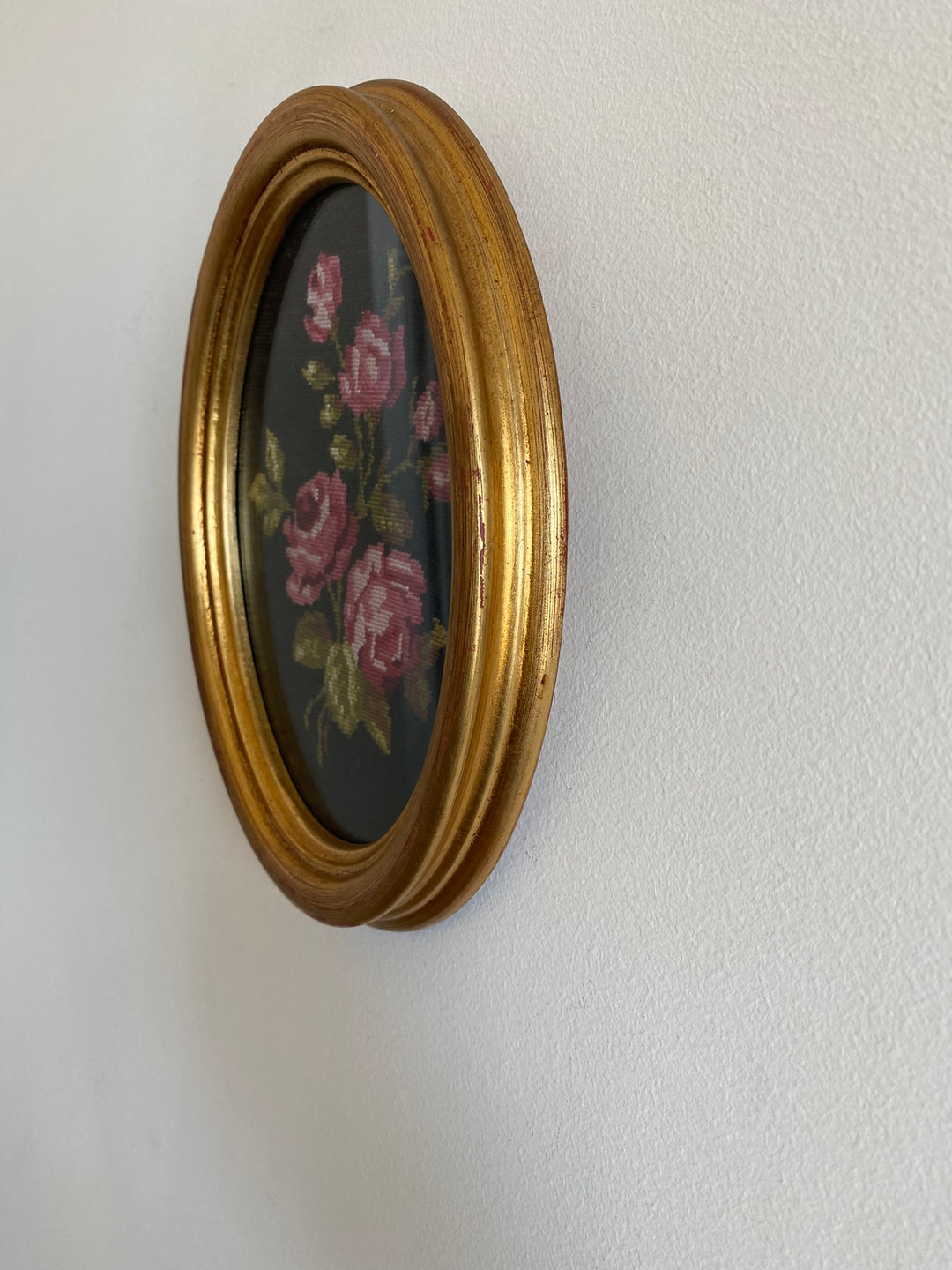 Broderies encadrées sous verre