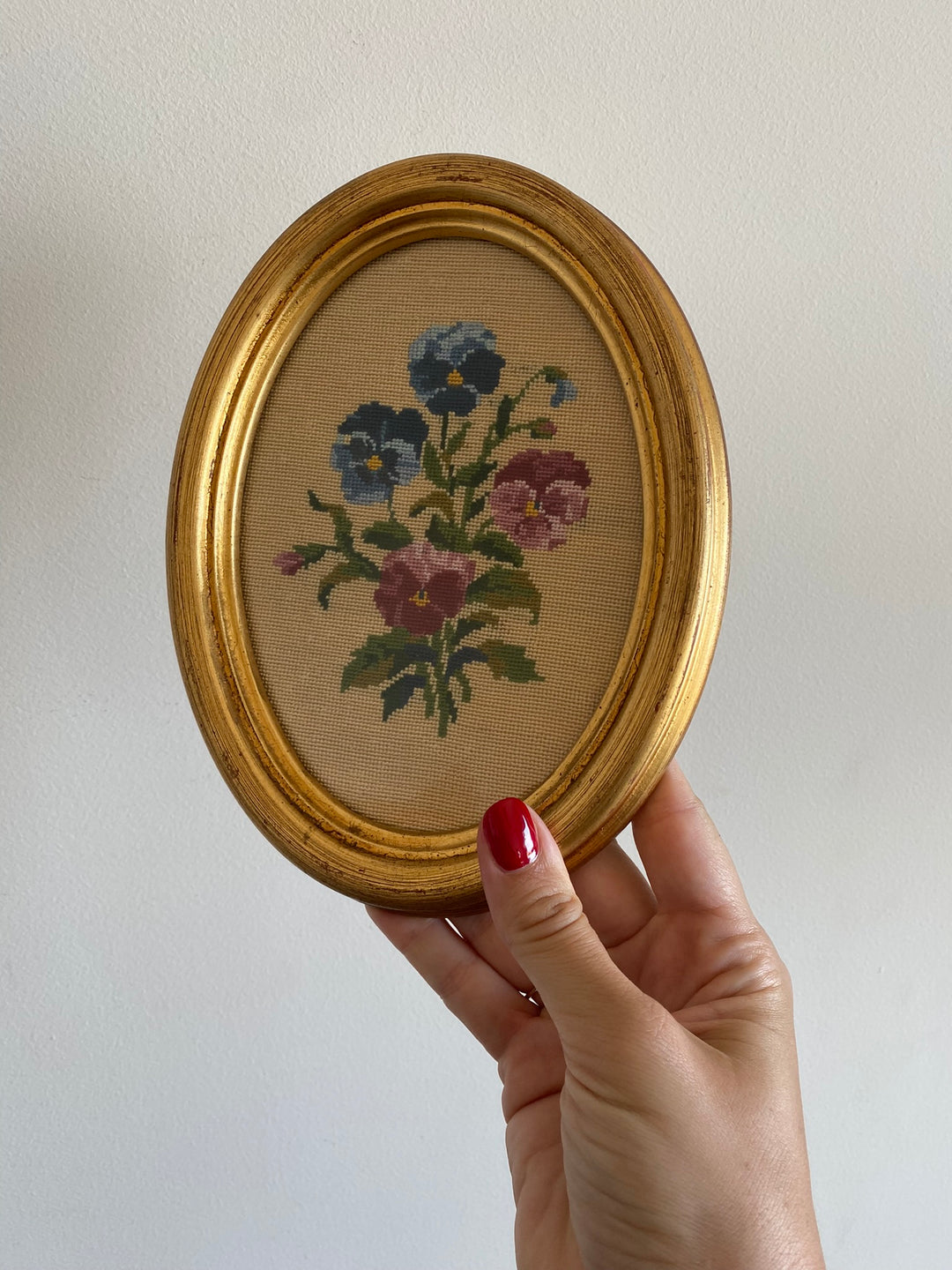 Broderies encadrées sous verre