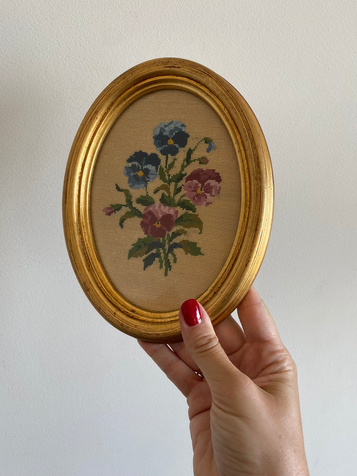 Broderies encadrées sous verre