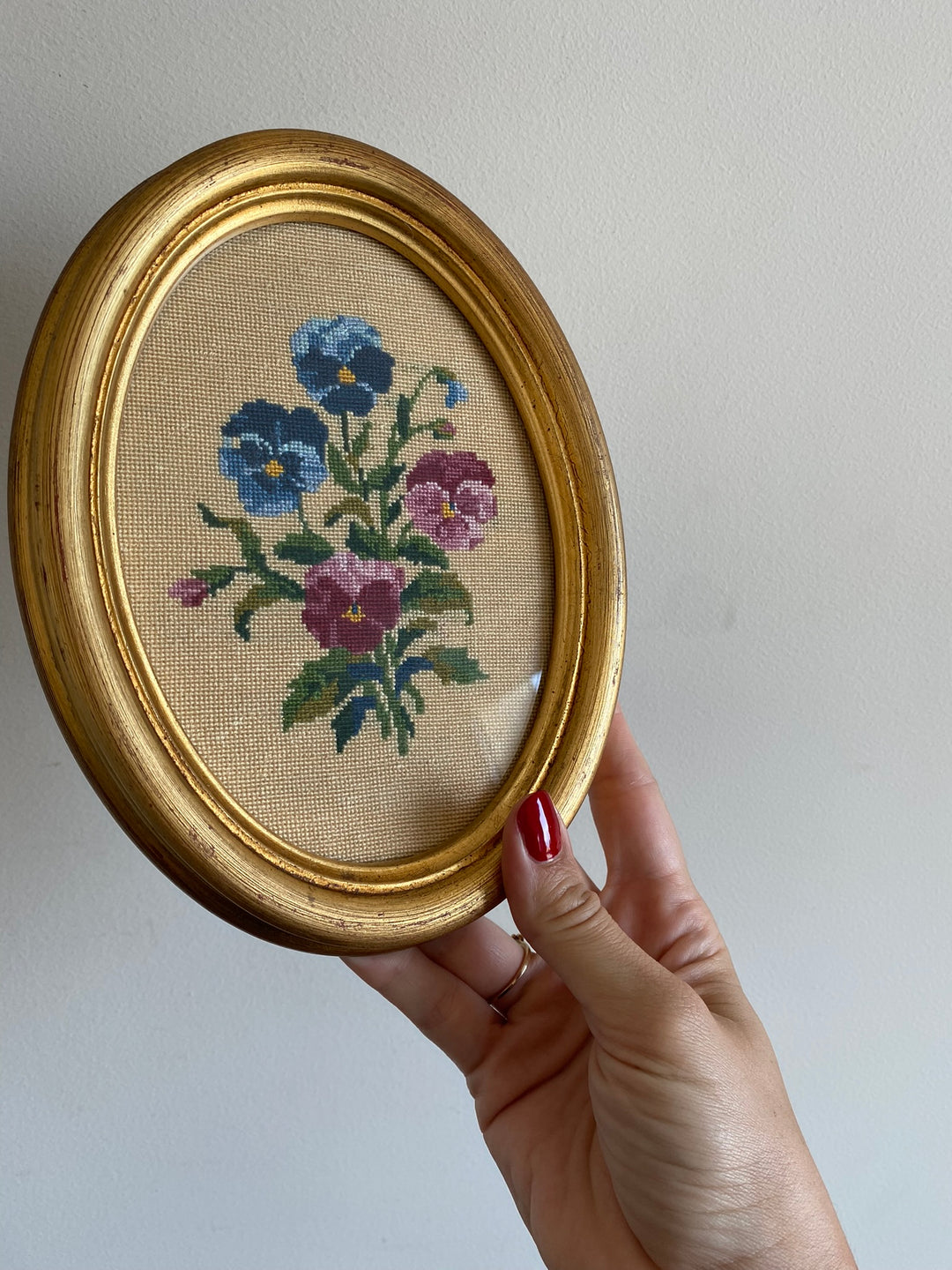 Broderies encadrées sous verre