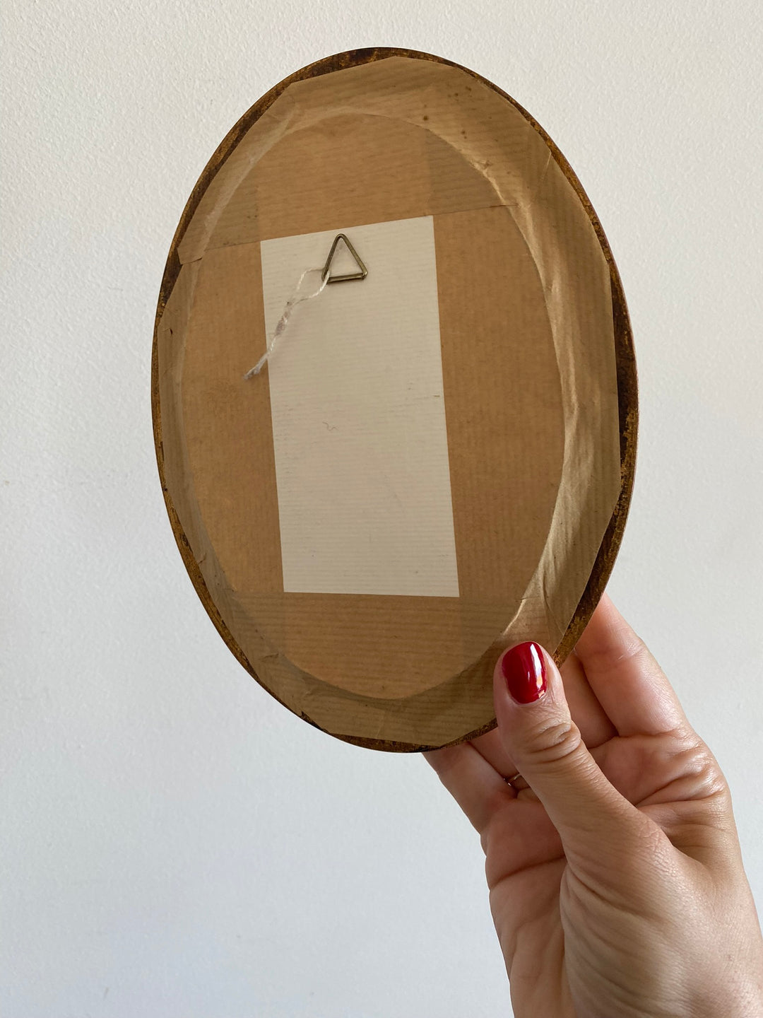 Broderies encadrées sous verre