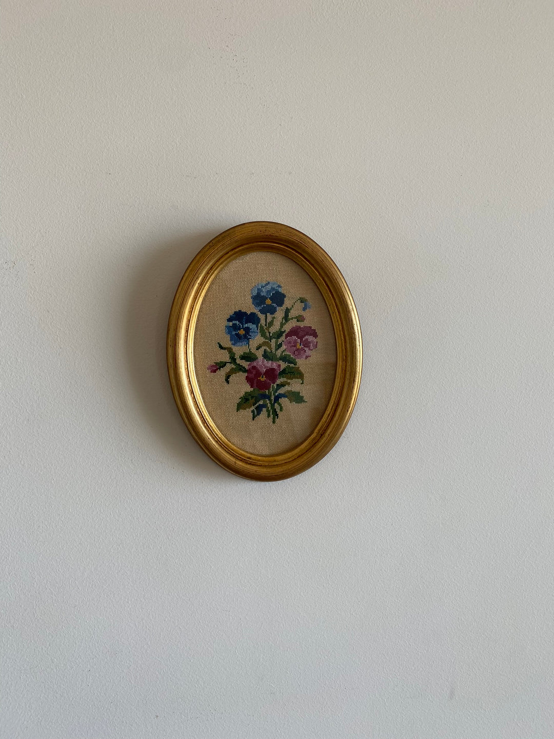 Broderies encadrées sous verre