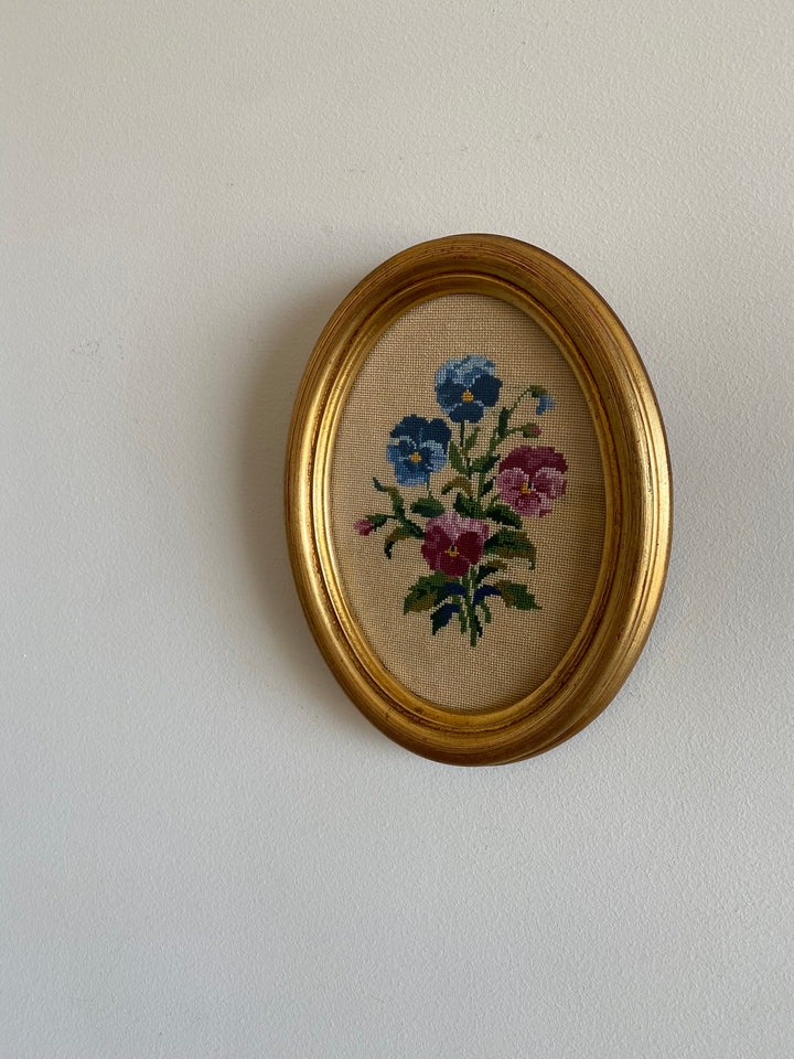 Broderies encadrées sous verre