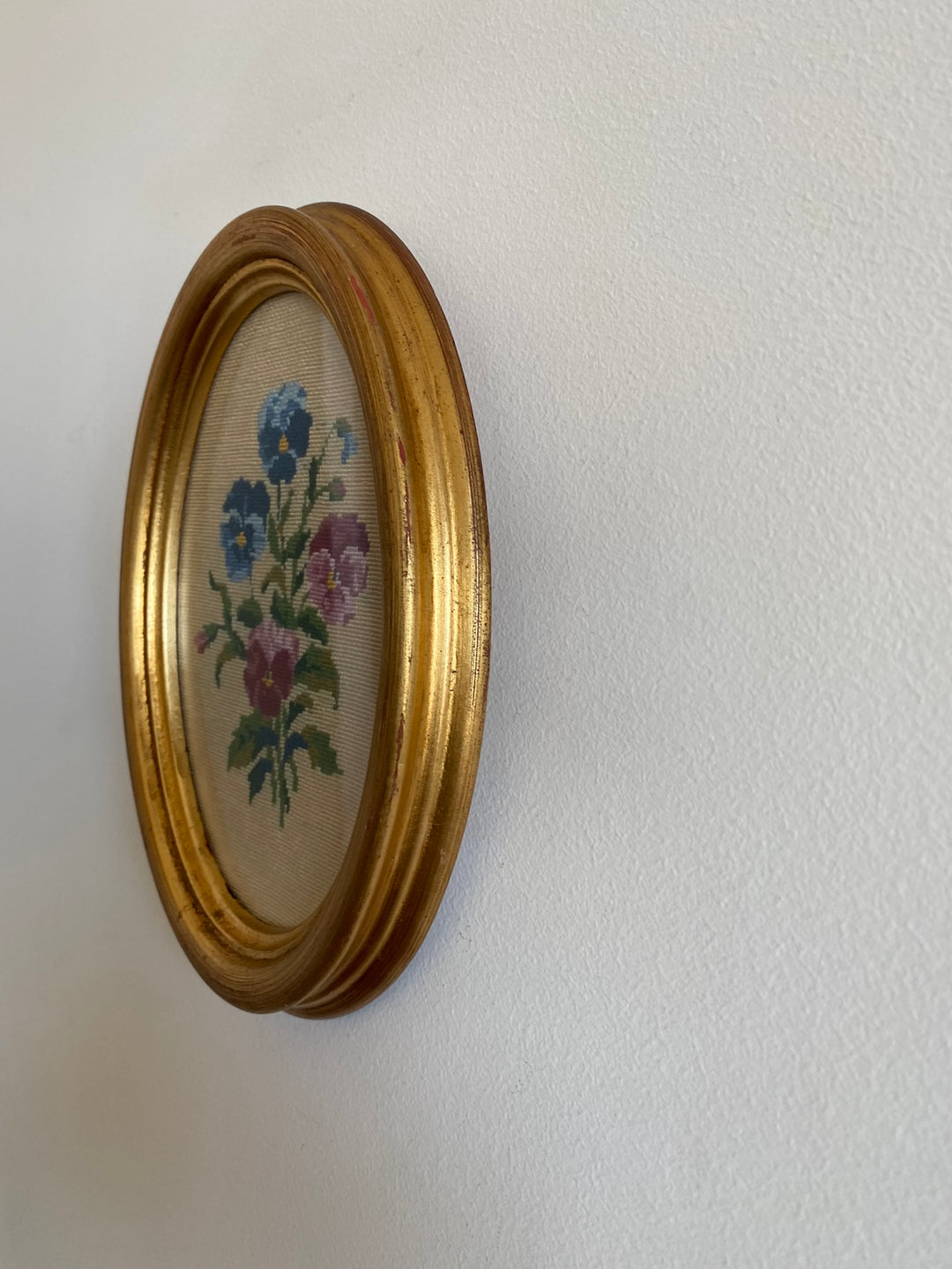Broderies encadrées sous verre