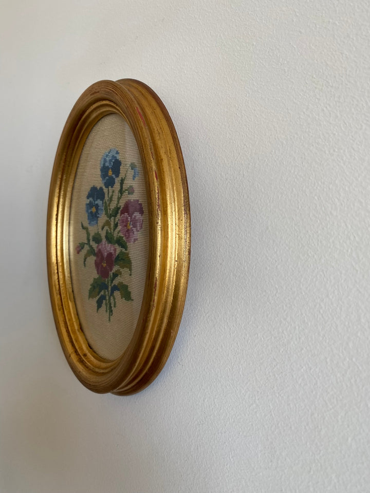 Broderies encadrées sous verre