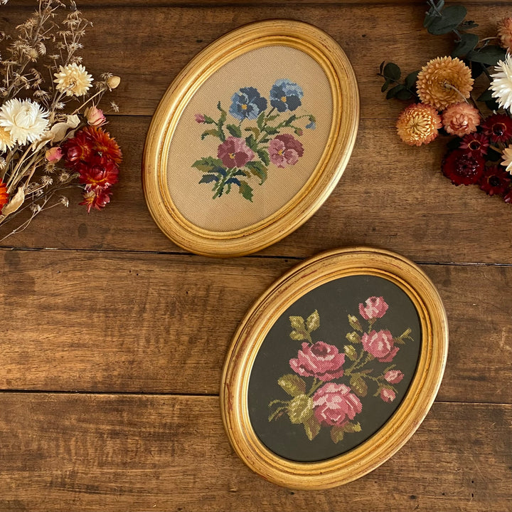 Broderies encadrées sous verre