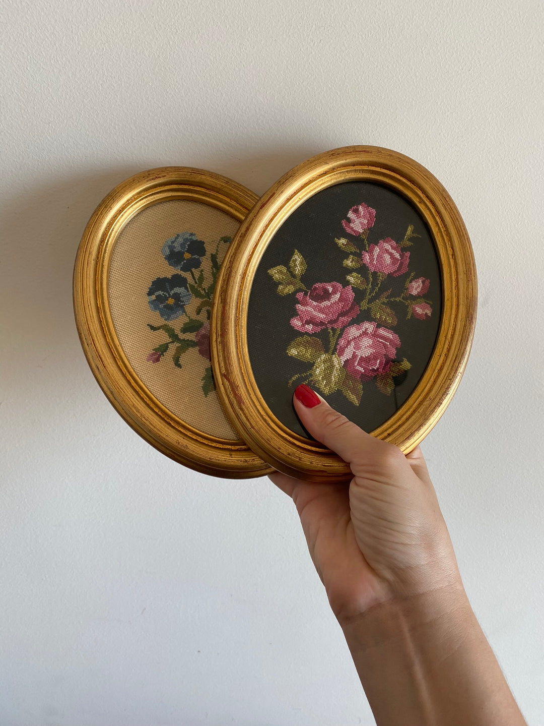 Broderies encadrées sous verre