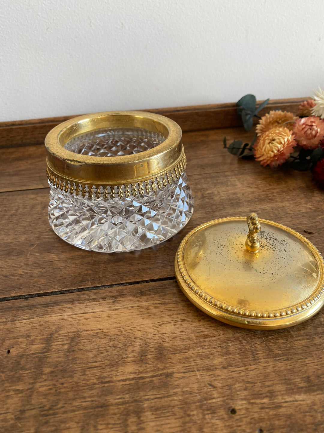 Bonbonnière en verre travaillé et métal doré