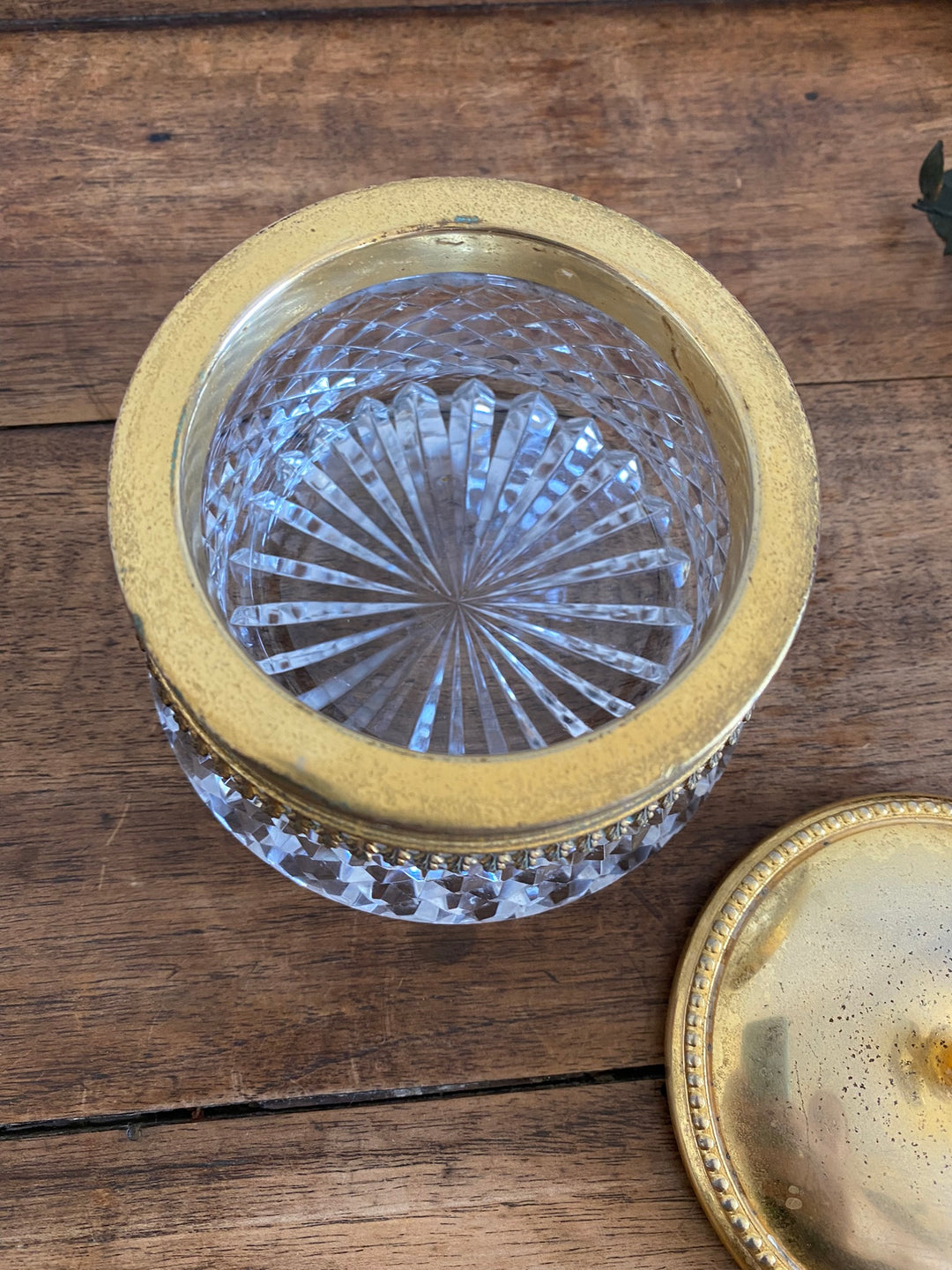 Bonbonnière en verre travaillé et métal doré