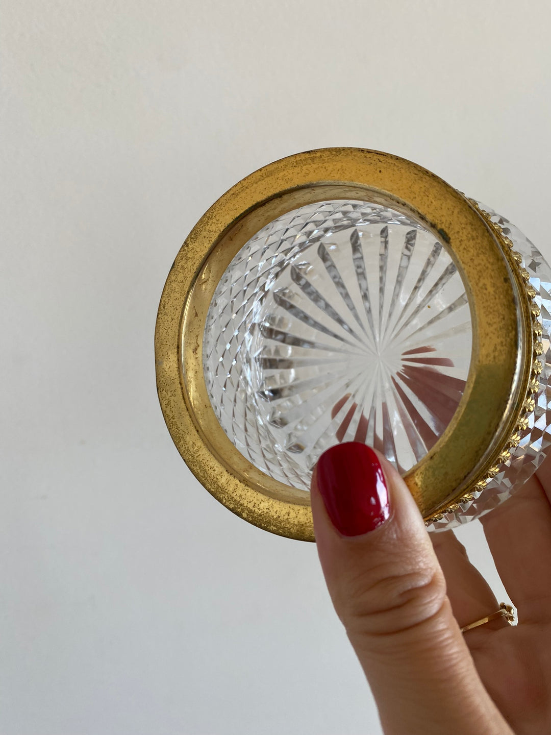 Bonbonnière en verre travaillé et métal doré