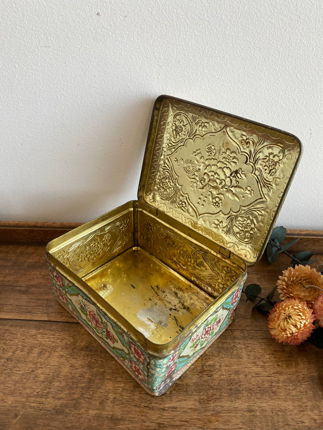 Boîte en fer décorée de rose et vert