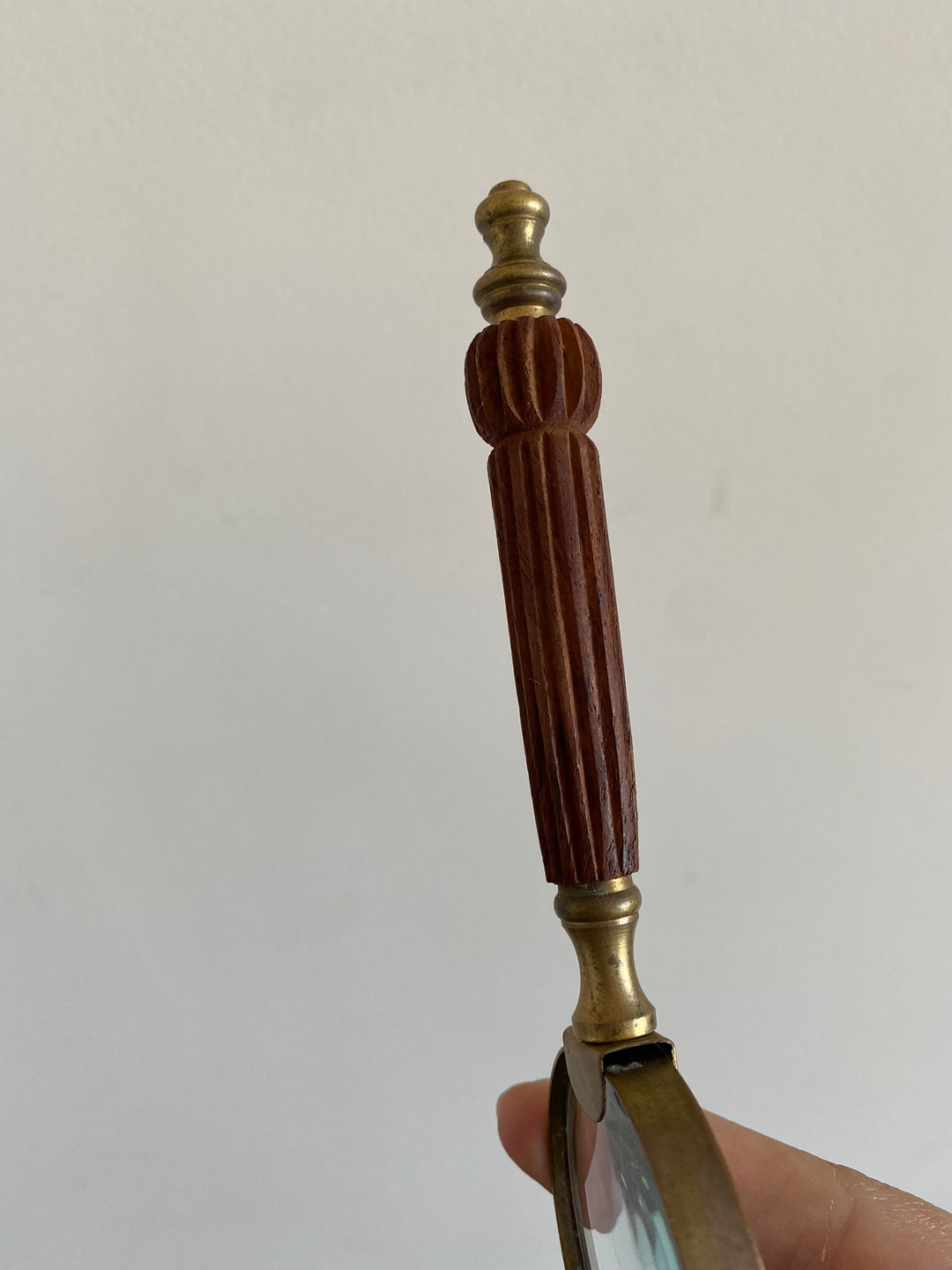 Loupe ronde manche en bois et laiton