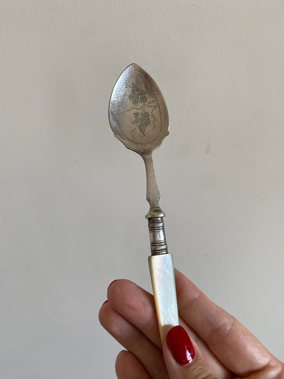 Couverts en métal argenté manches nacrés