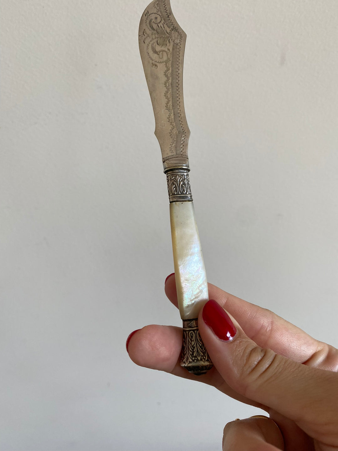 Couverts en métal argenté manches nacrés
