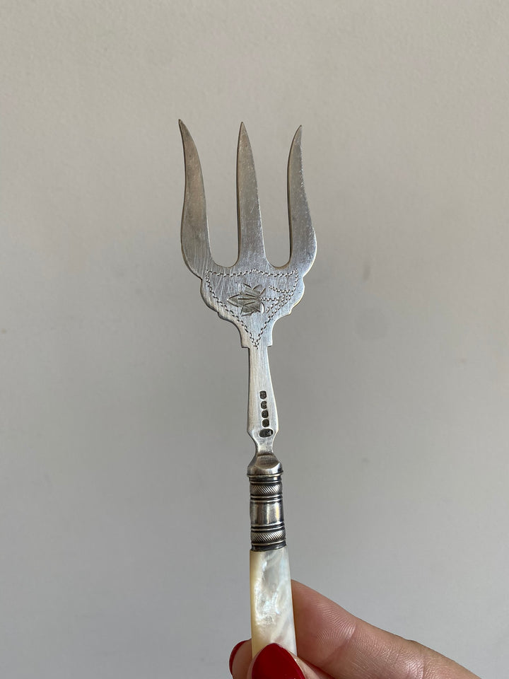 Couverts en métal argenté manches nacrés