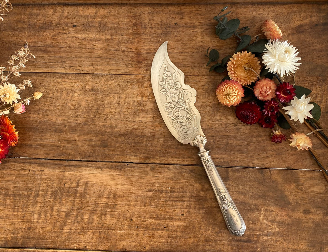 Couteau en métal argenté orné de fleurs