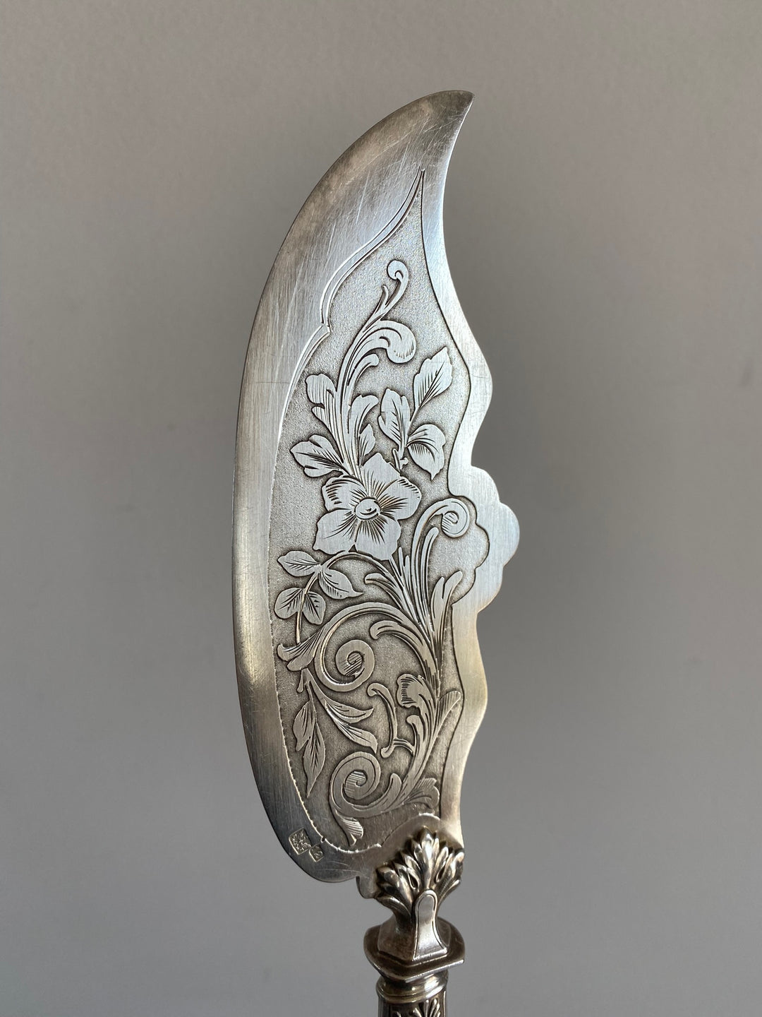 Couteau en métal argenté orné de fleurs