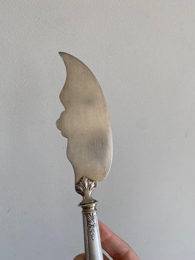 Couteau en métal argenté orné de fleurs