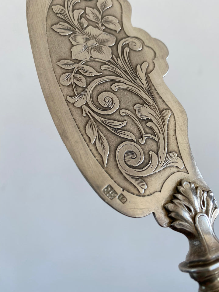 Couteau en métal argenté orné de fleurs