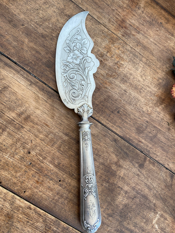 Couteau en métal argenté orné de fleurs
