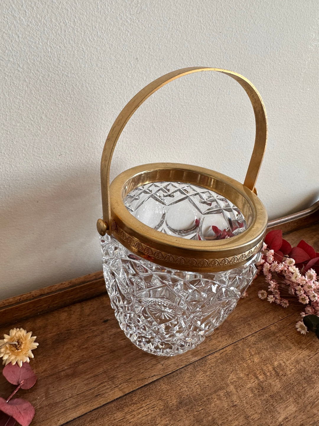 Pot à glaçons en verre ciselé et armature dorée