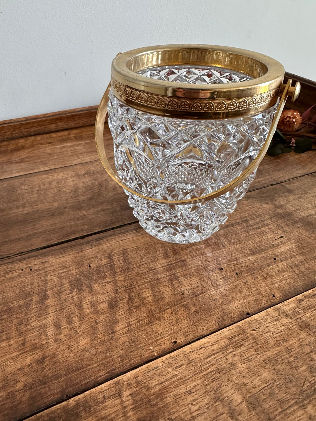Pot à glaçons en verre ciselé et armature dorée