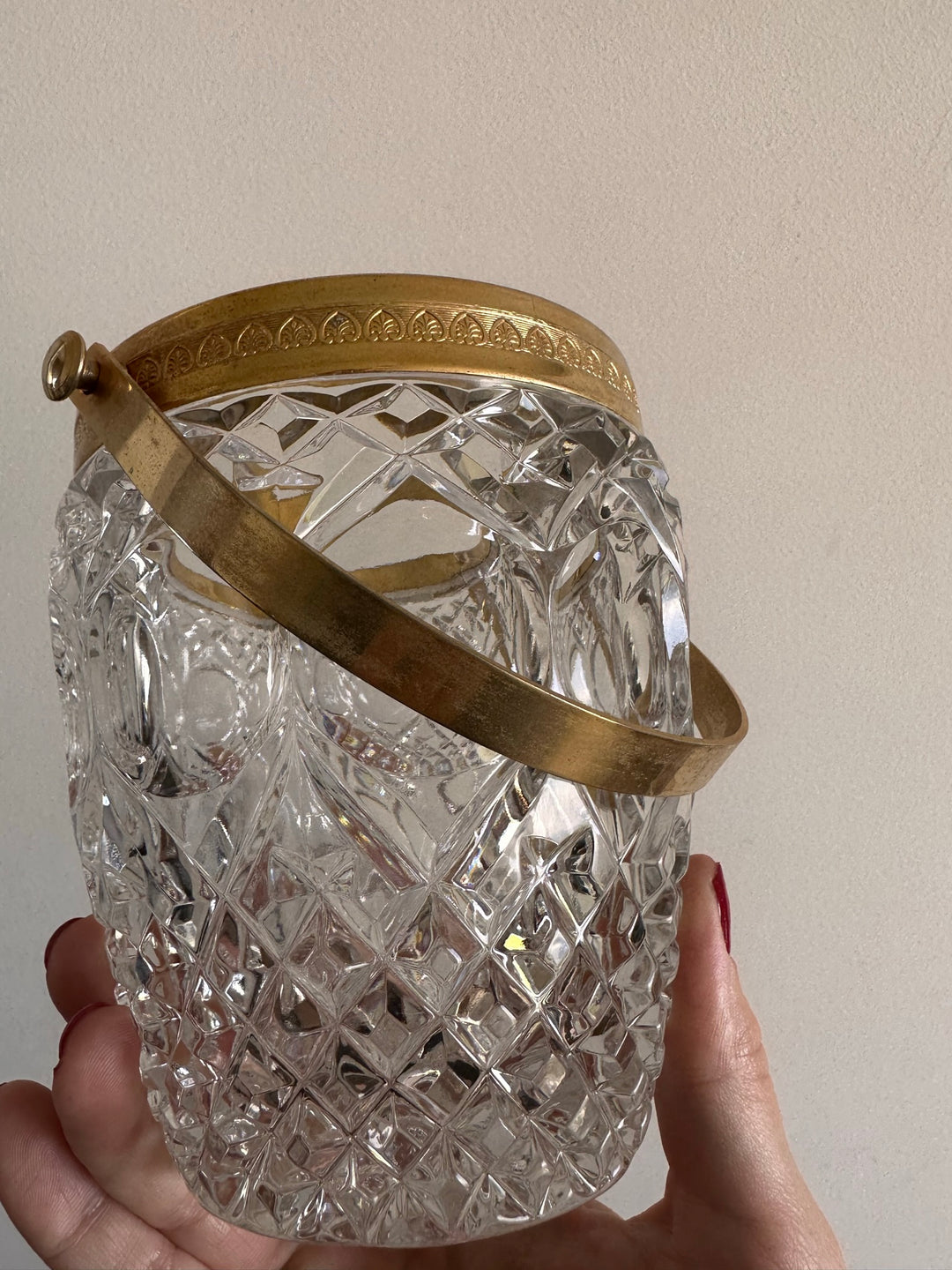 Pot à glaçons en verre ciselé et armature dorée