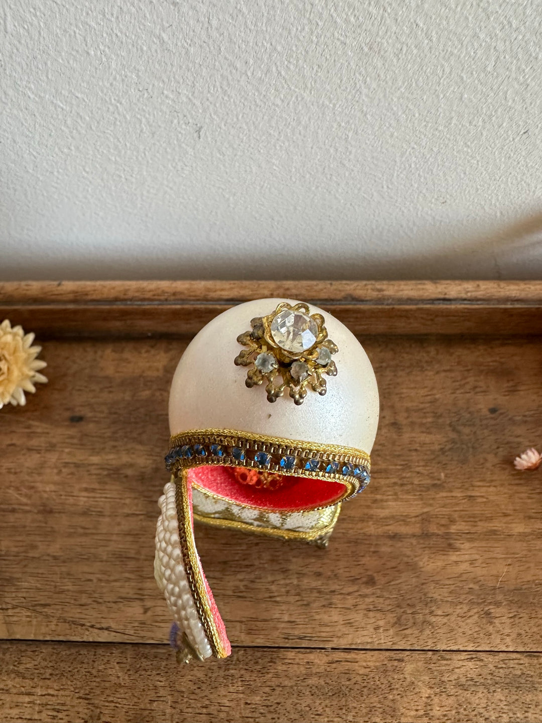 Oeuf perlé boîte à musique sur socle doré