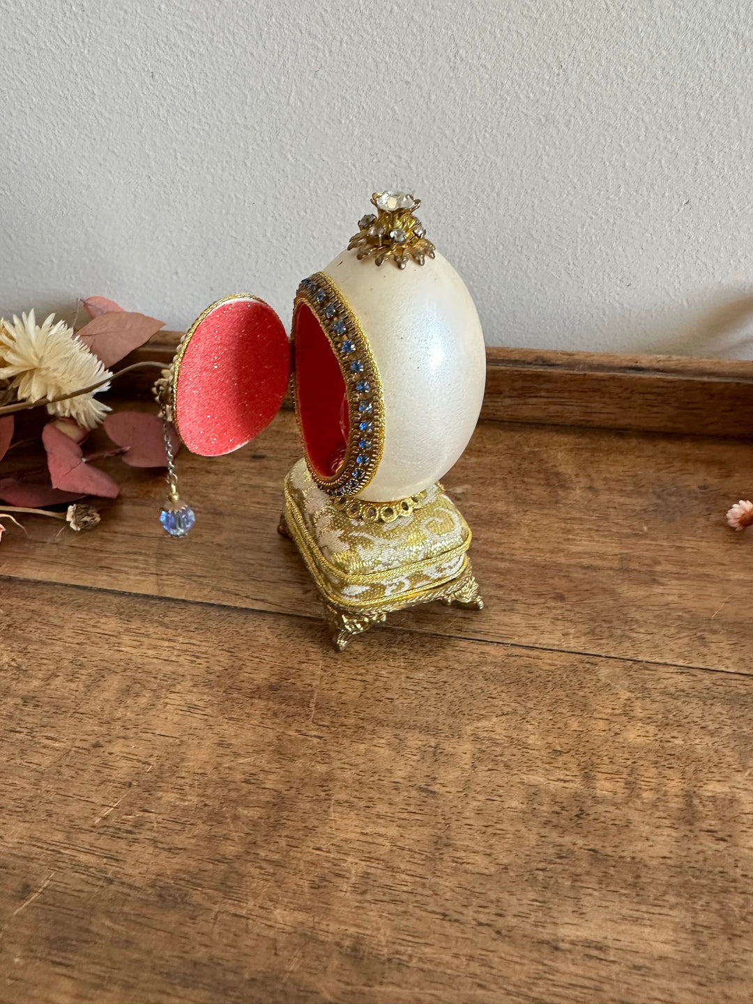 Oeuf perlé boîte à musique sur socle doré