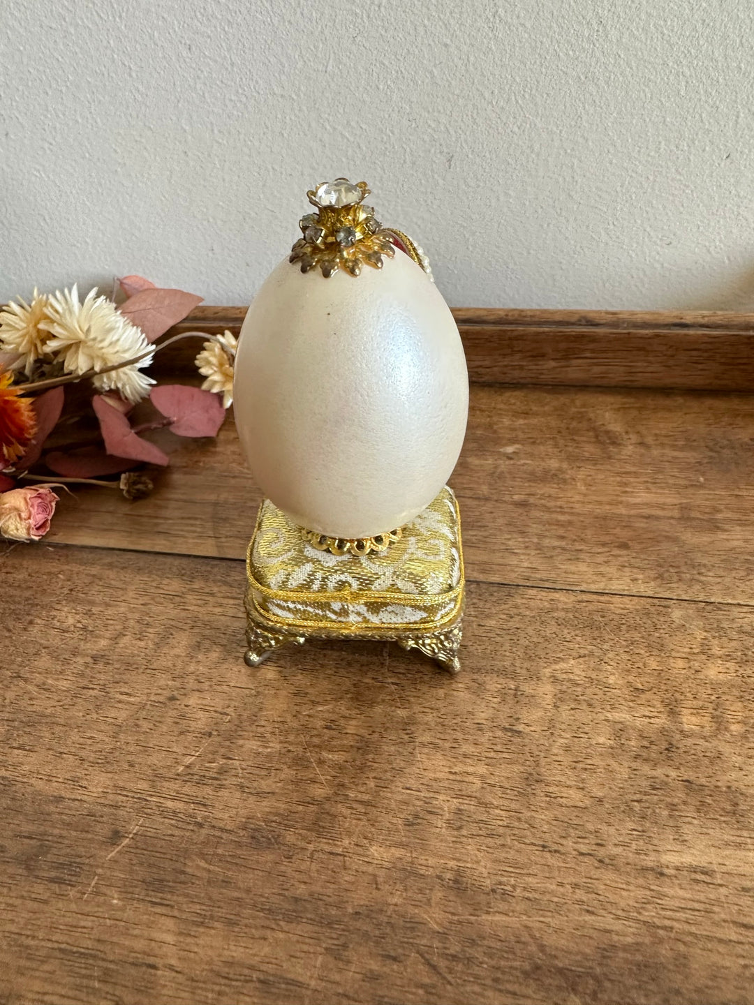 Oeuf perlé boîte à musique sur socle doré