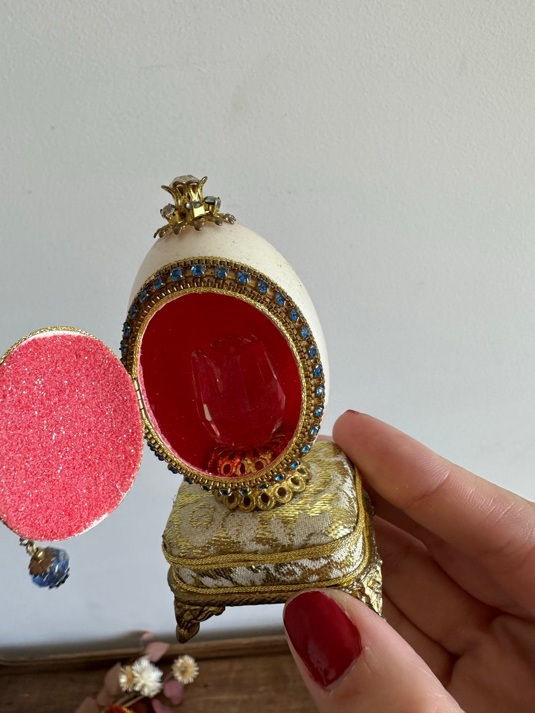 Oeuf perlé boîte à musique sur socle doré