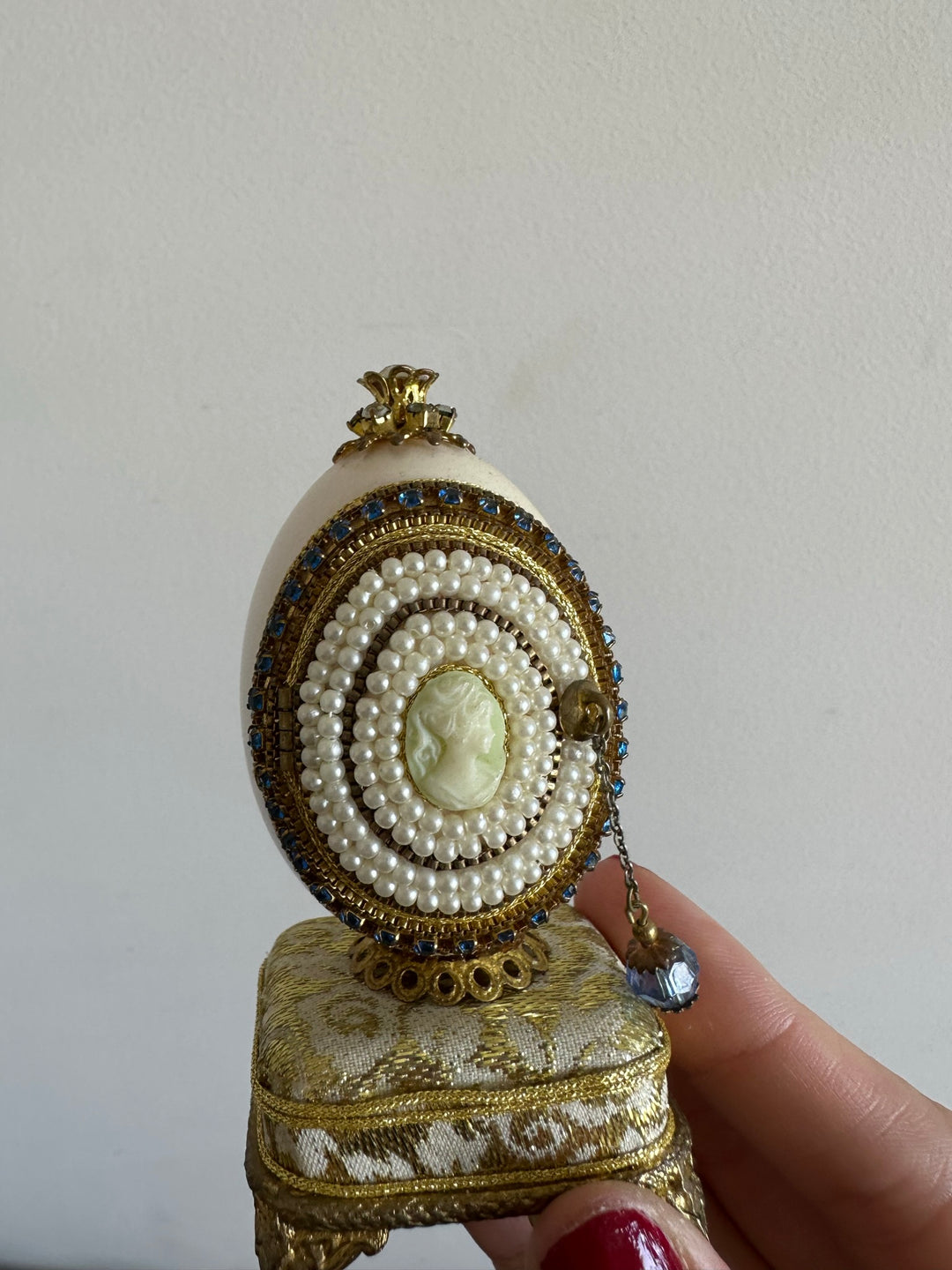 Oeuf perlé boîte à musique sur socle doré
