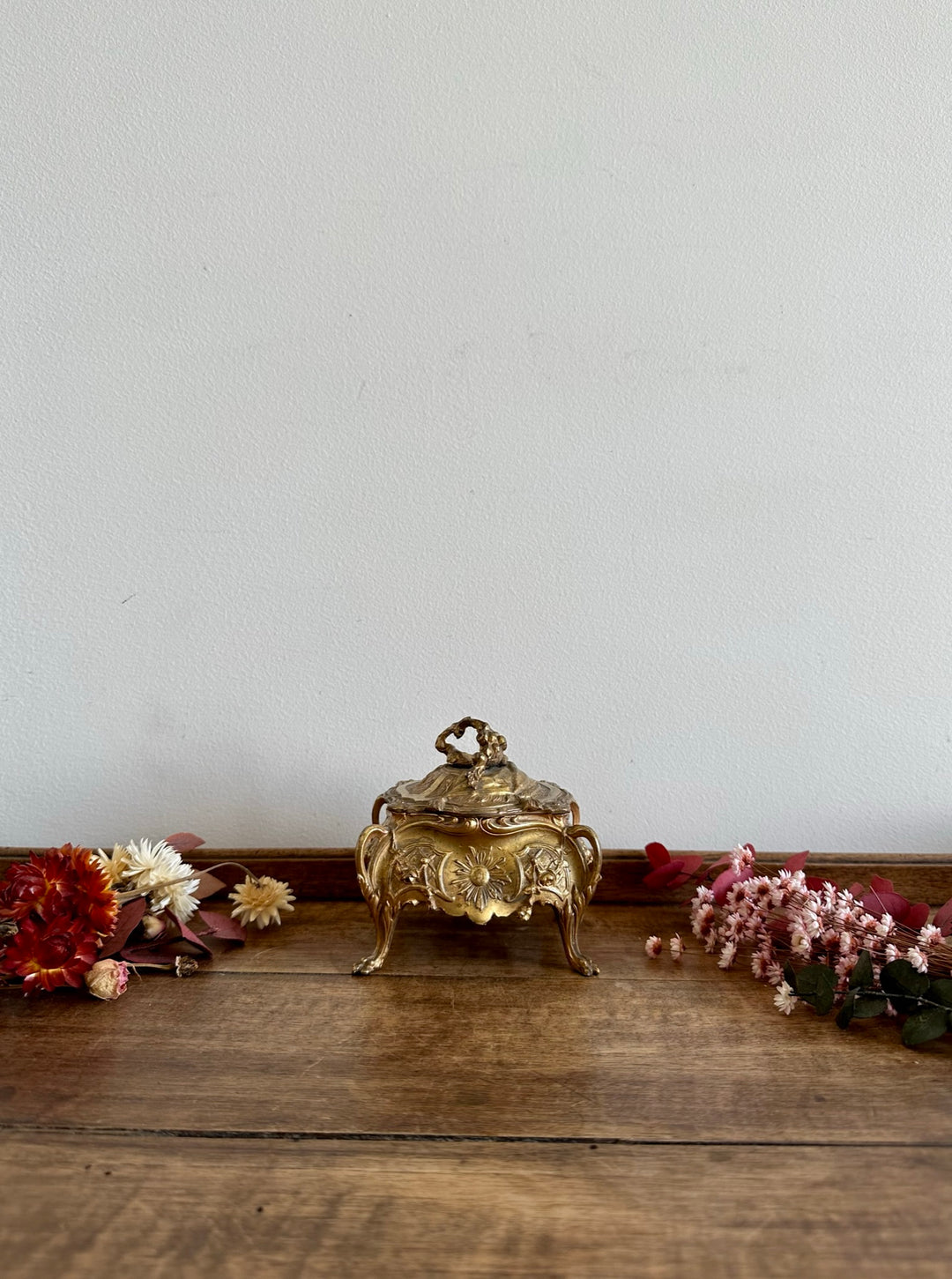 Coffre à bijoux en métal doré style baroque