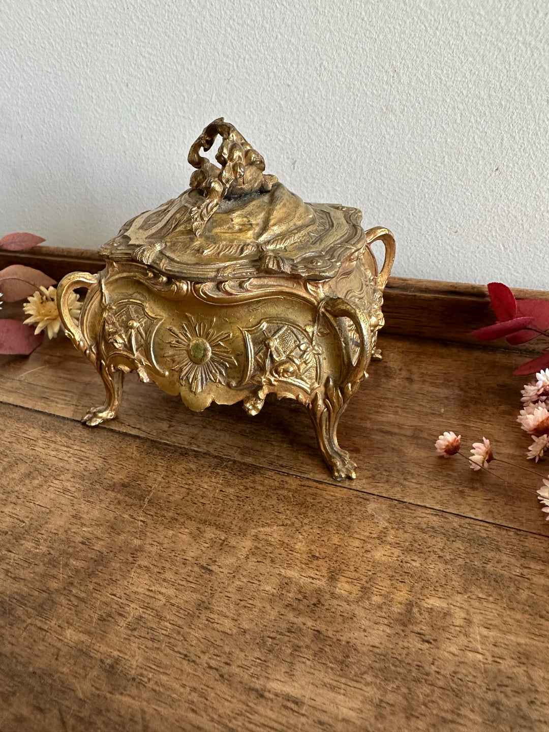 Coffre à bijoux en métal doré style baroque