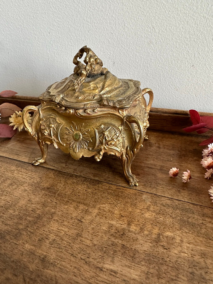 Coffre à bijoux en métal doré style baroque