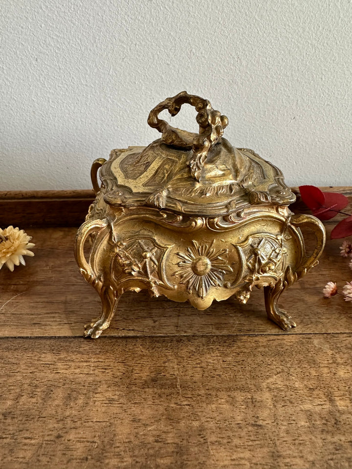 Coffre à bijoux en métal doré style baroque