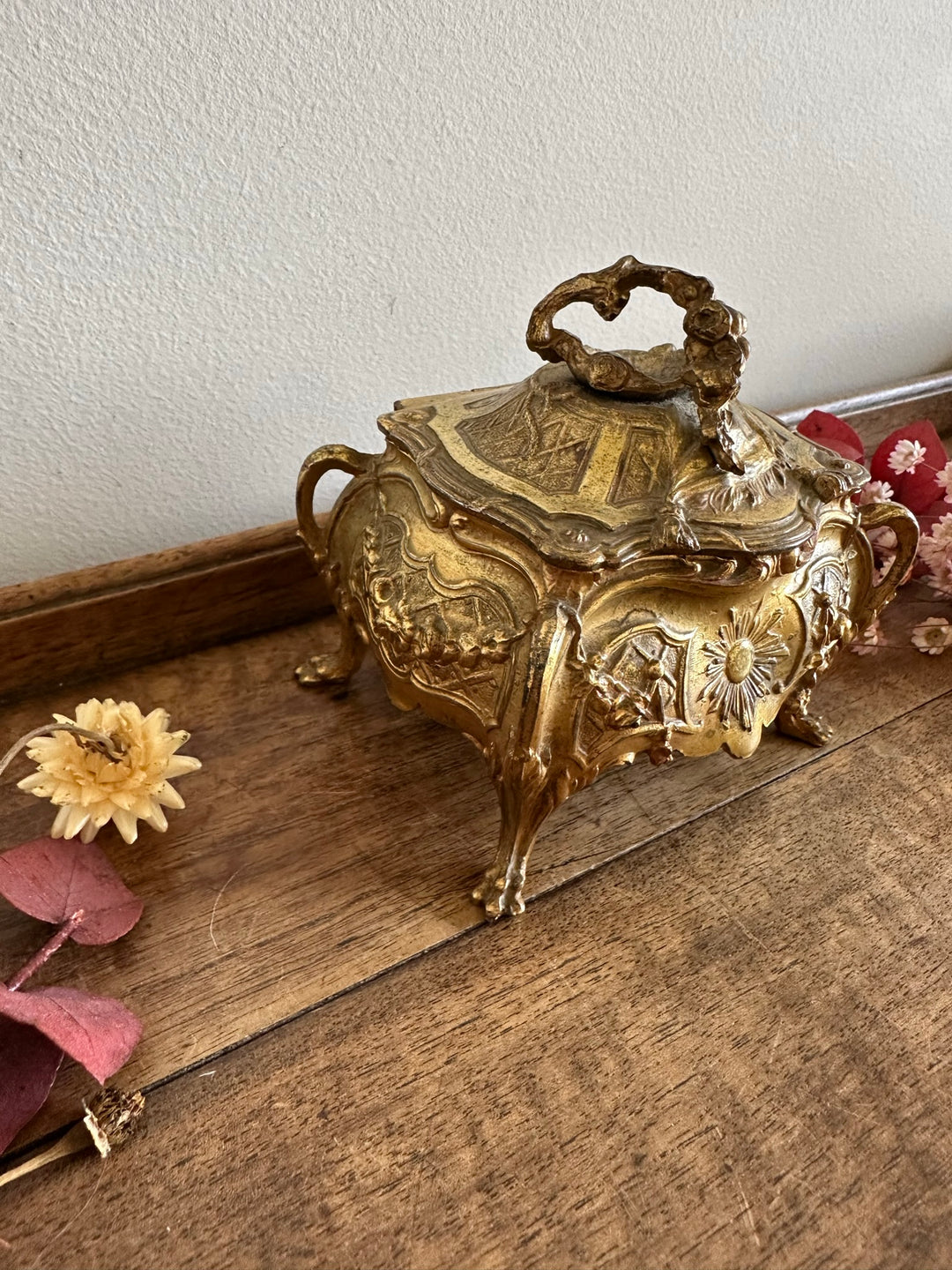 Coffre à bijoux en métal doré style baroque